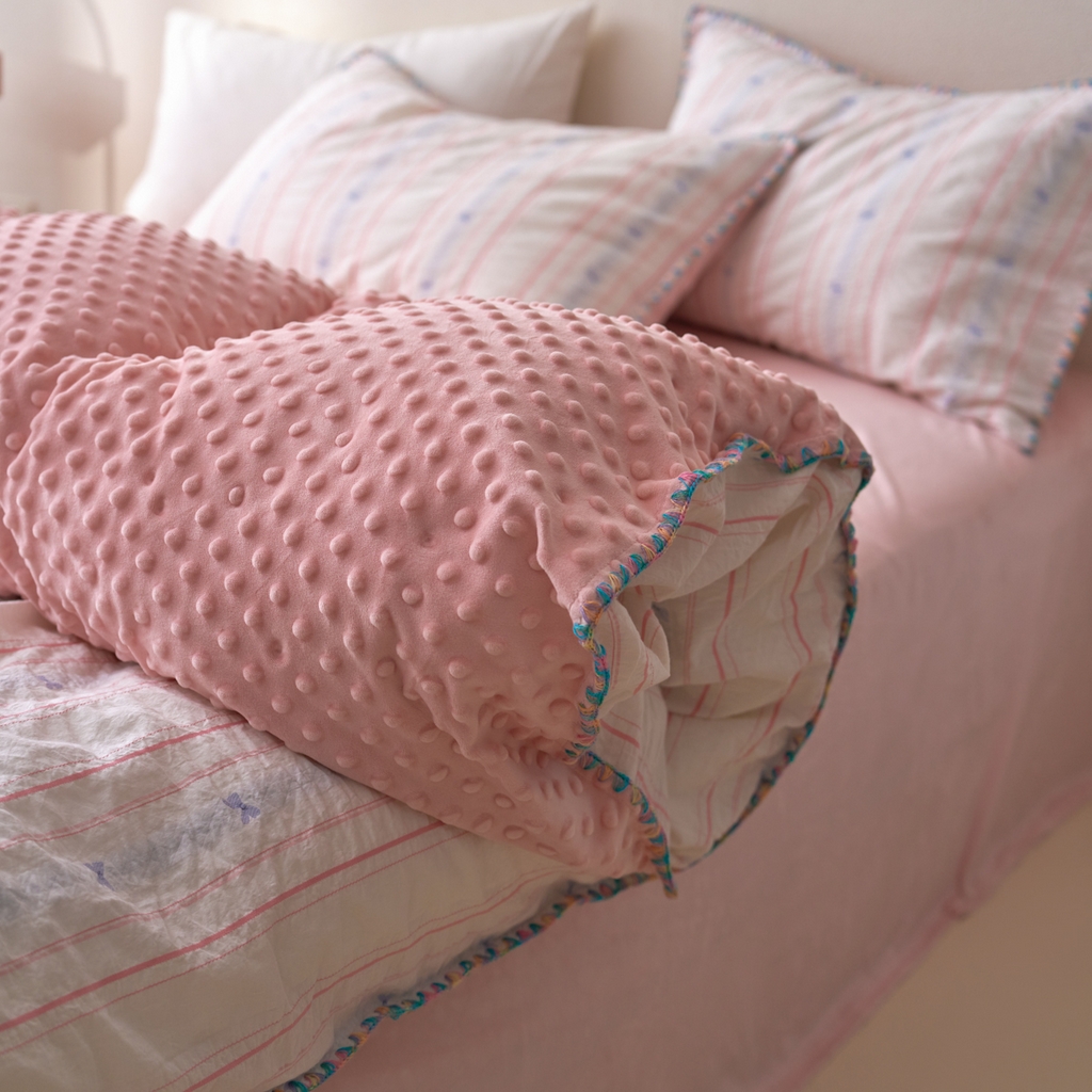 91家纺网 家纺一手货源 找家纺 洋铭区（原狠狠爱） 2025秋冬新款水洗棉色织提花+豆豆绒四件套 粉色小蝶