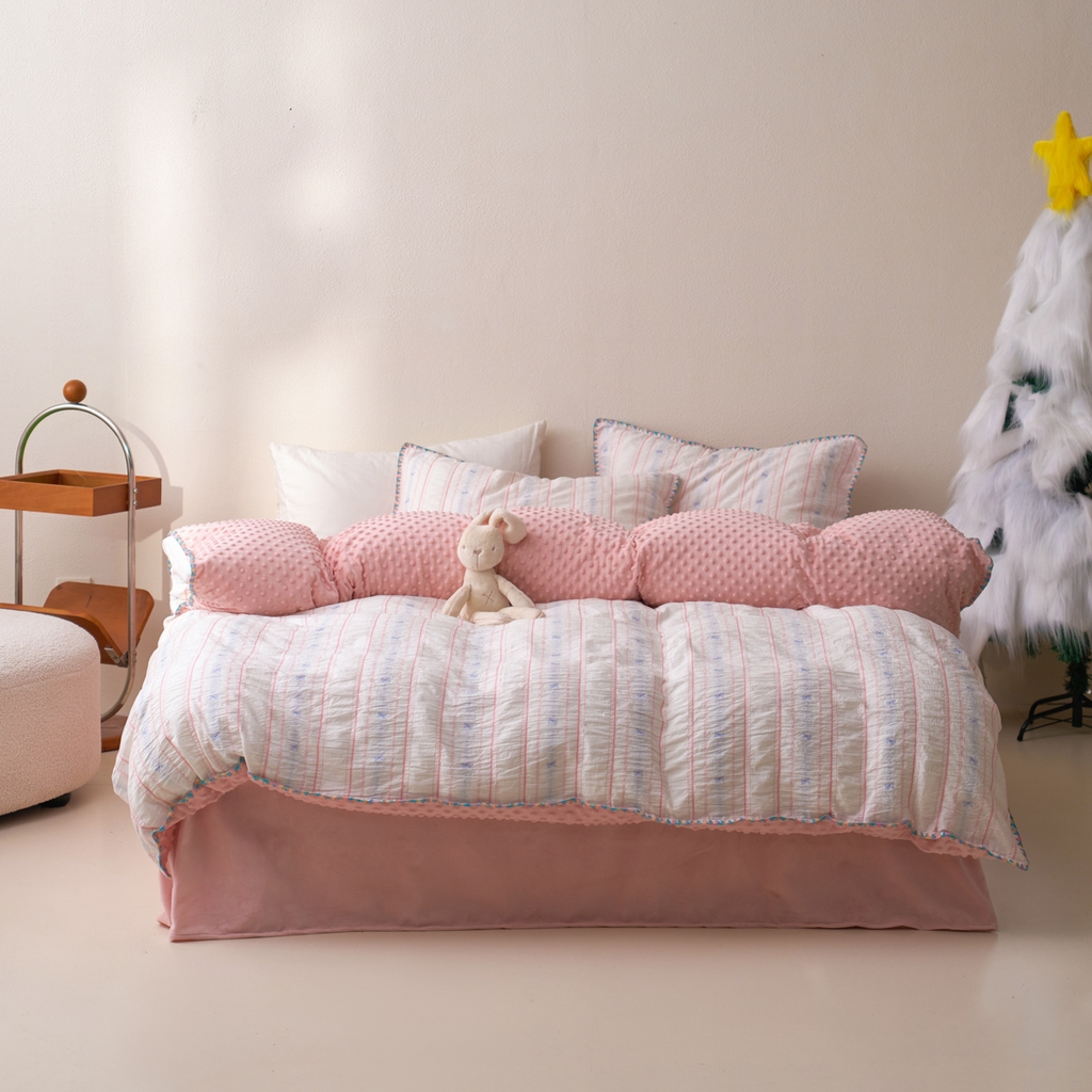 91家纺网 家纺一手货源 找家纺 洋铭区（原狠狠爱） 2025秋冬新款水洗棉色织提花+豆豆绒四件套 粉色小蝶