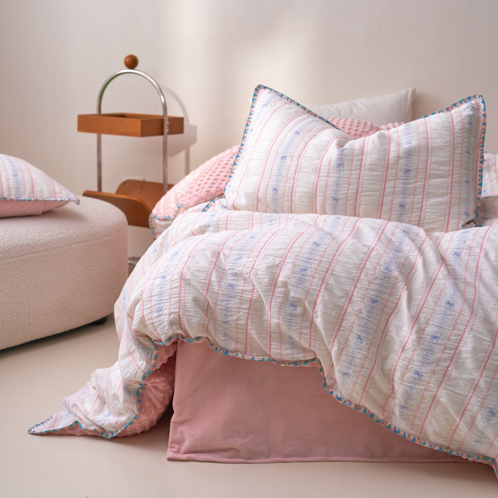 91家纺网 家纺一手货源 找家纺 洋铭区（原狠狠爱） 2025秋冬新款水洗棉色织提花+豆豆绒四件套 粉色小蝶