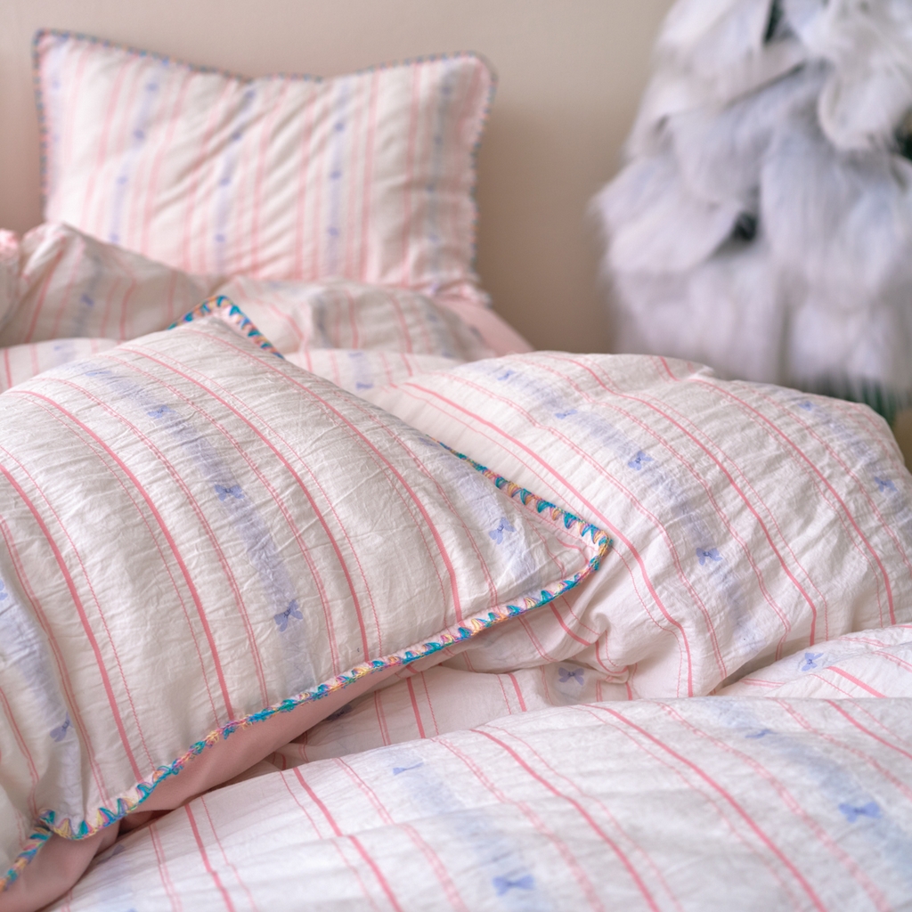 91家纺网 家纺一手货源 找家纺 洋铭区（原狠狠爱） 2025秋冬新款水洗棉色织提花+豆豆绒四件套 粉色小蝶