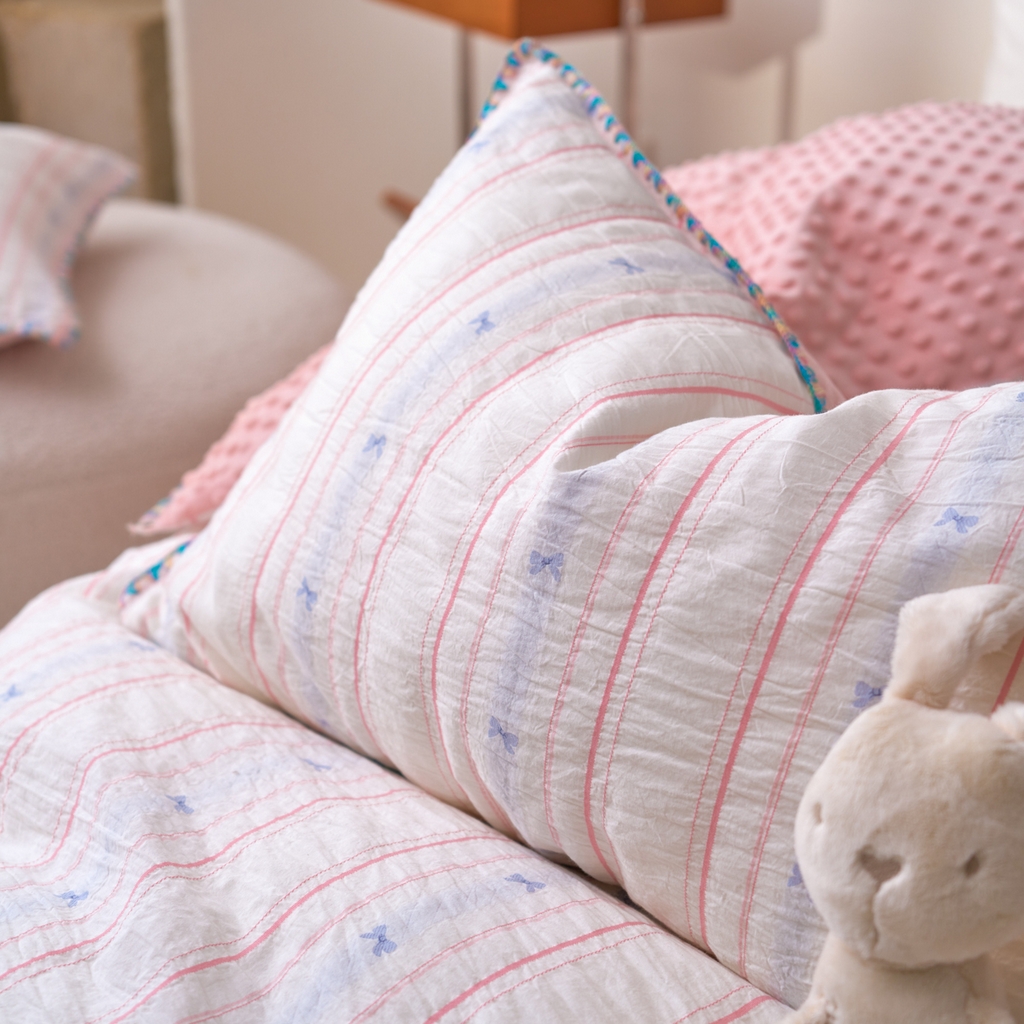 91家纺网 家纺一手货源 找家纺 洋铭区（原狠狠爱） 2025秋冬新款水洗棉色织提花+豆豆绒四件套 粉色小蝶