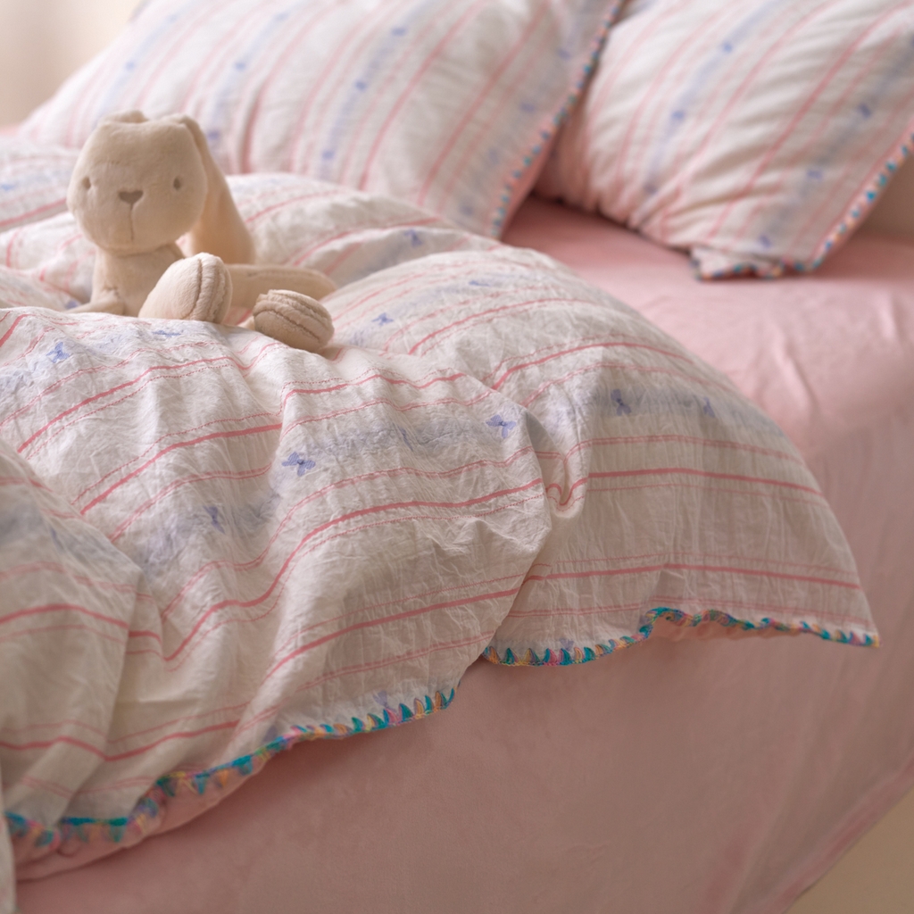 91家纺网 家纺一手货源 找家纺 洋铭区（原狠狠爱） 2025秋冬新款水洗棉色织提花+豆豆绒四件套 粉色小蝶