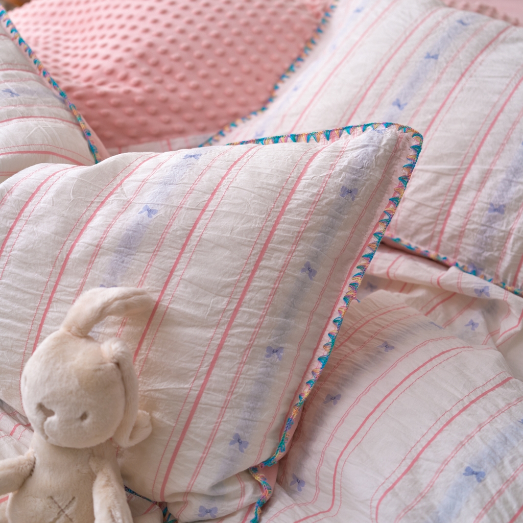 91家纺网 家纺一手货源 找家纺 洋铭区（原狠狠爱） 2025秋冬新款水洗棉色织提花+豆豆绒四件套 粉色小蝶