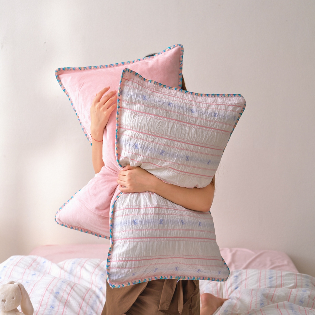 91家纺网 家纺一手货源 找家纺 洋铭区（原狠狠爱） 2025秋冬新款水洗棉色织提花+豆豆绒四件套 粉色小蝶