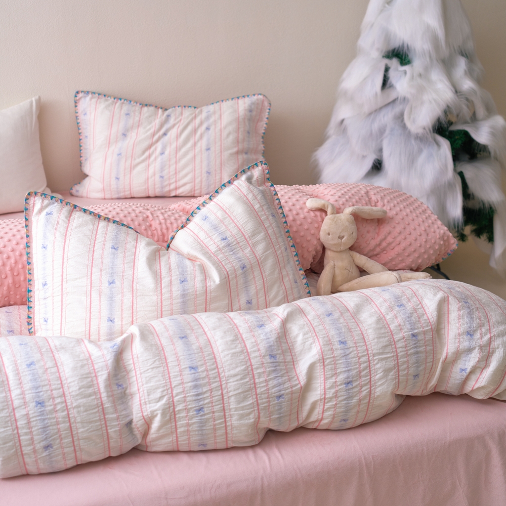 91家纺网 家纺一手货源 找家纺 洋铭区（原狠狠爱） 2025秋冬新款水洗棉色织提花+豆豆绒四件套 粉色小蝶