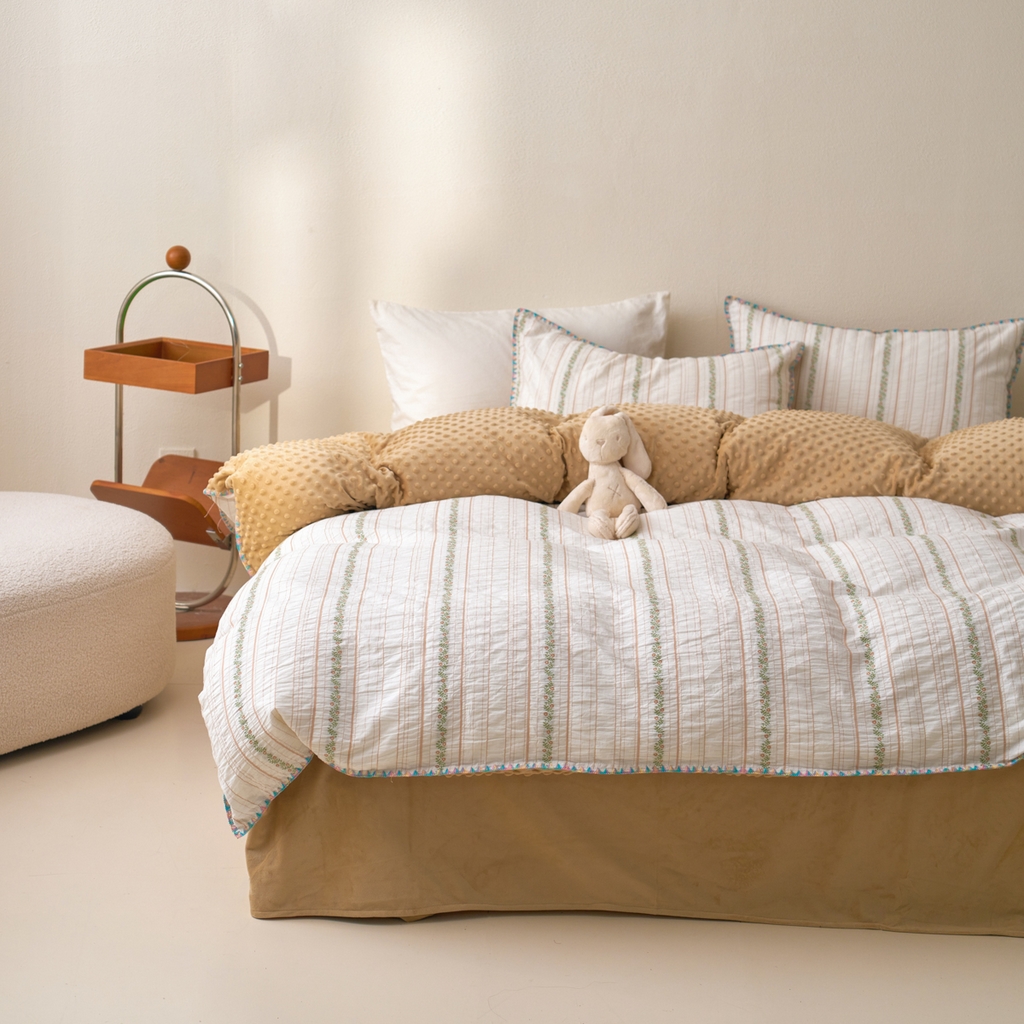 91家纺网 家纺一手货源 找家纺 洋铭区（原狠狠爱） 2025秋冬新款水洗棉色织提花+豆豆绒四件套 摩卡花茶