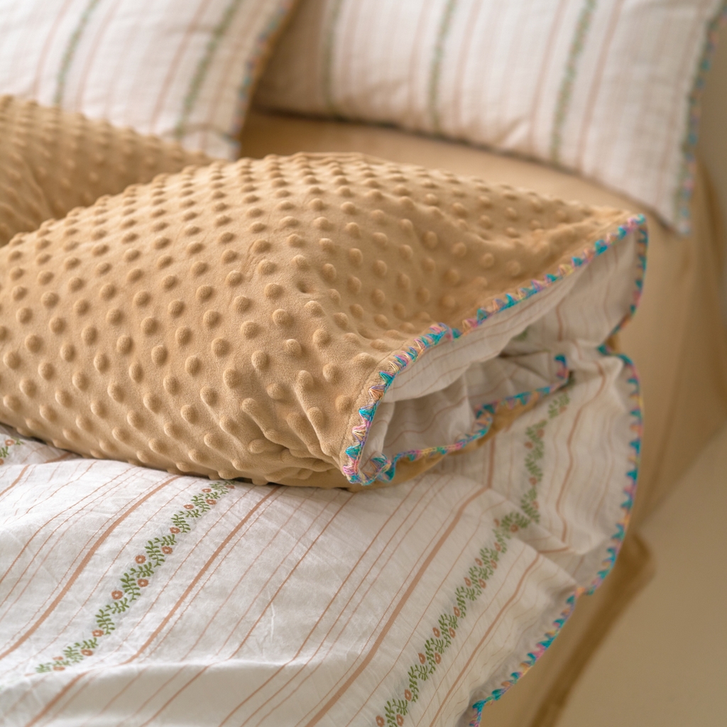 91家纺网 家纺一手货源 找家纺 洋铭区（原狠狠爱） 2025秋冬新款水洗棉色织提花+豆豆绒四件套 摩卡花茶