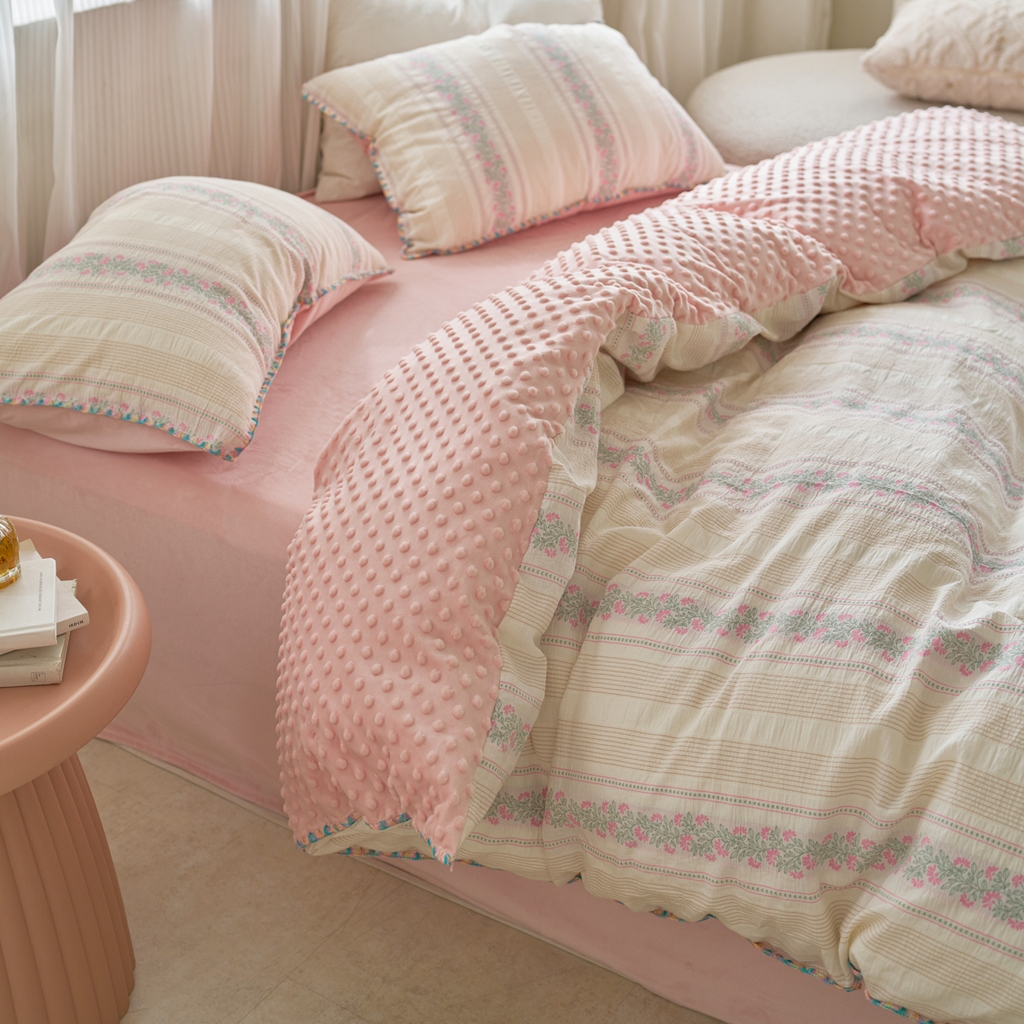 91家纺网 家纺一手货源 找家纺 洋铭区（原狠狠爱） 2025秋冬新款水洗棉色织提花+豆豆绒四件套 藤蔓-粉绿