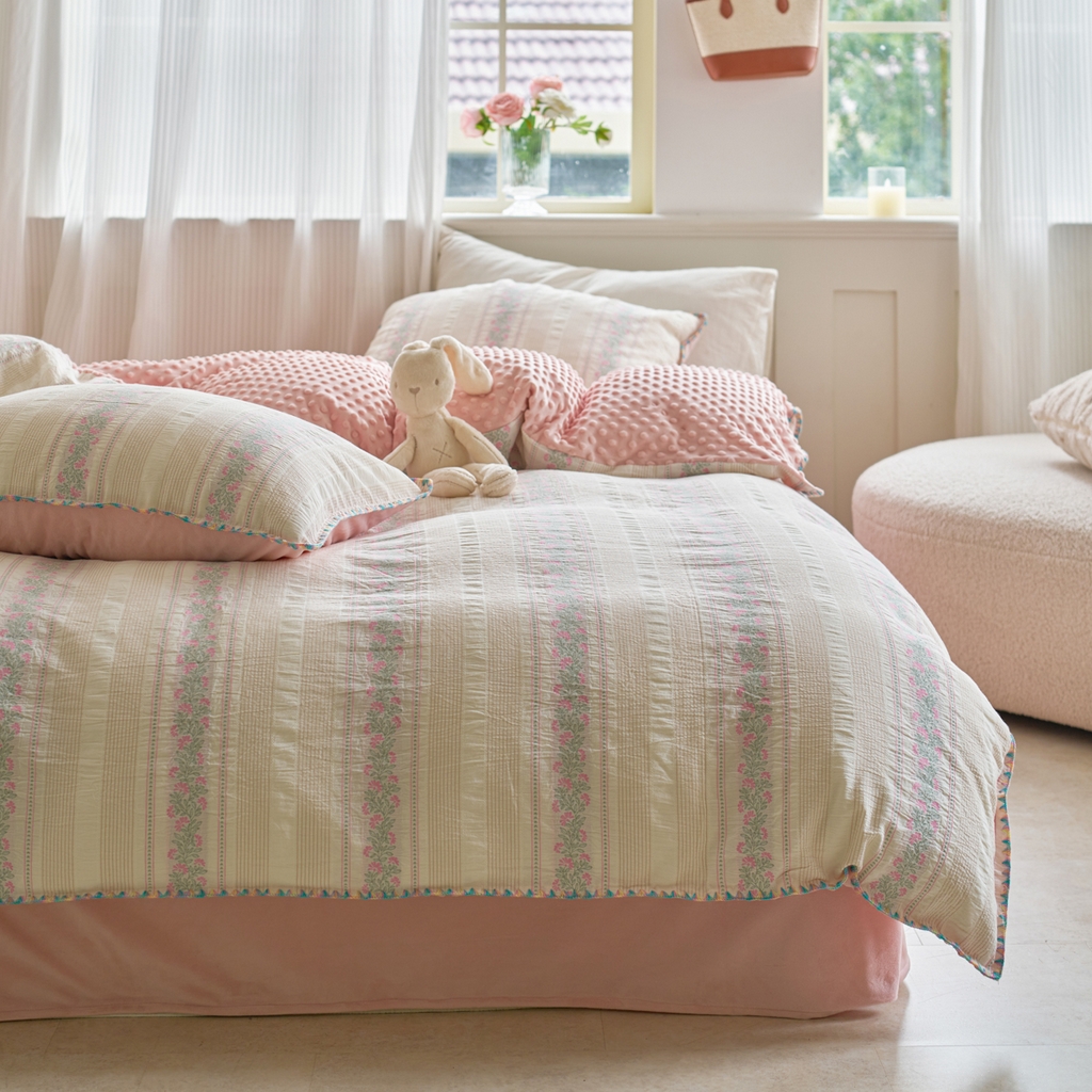 91家纺网 家纺一手货源 找家纺 洋铭区（原狠狠爱） 2025秋冬新款水洗棉色织提花+豆豆绒四件套 藤蔓-粉绿