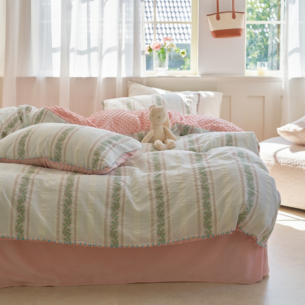 91家纺网 家纺一手货源 找家纺 洋铭区（原狠狠爱） 2025秋冬新款水洗棉色织提花+豆豆绒四件套 藤蔓-红绿