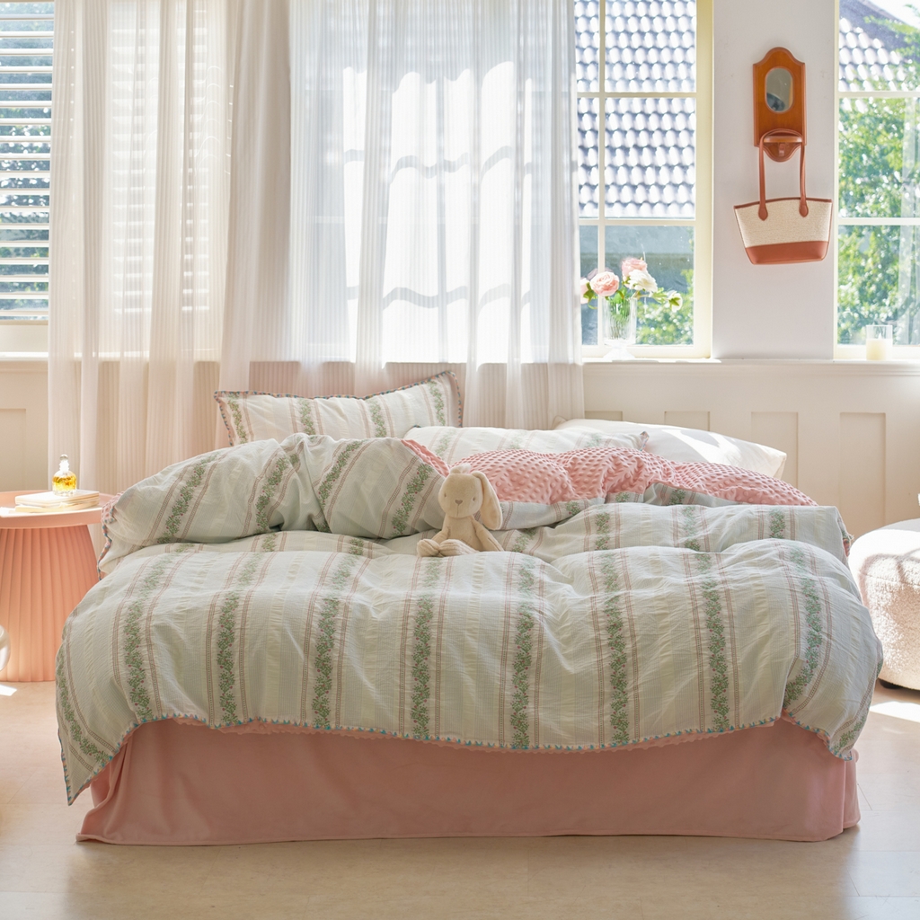 91家纺网 家纺一手货源 找家纺 洋铭区（原狠狠爱） 2025秋冬新款水洗棉色织提花+豆豆绒四件套 藤蔓-红绿