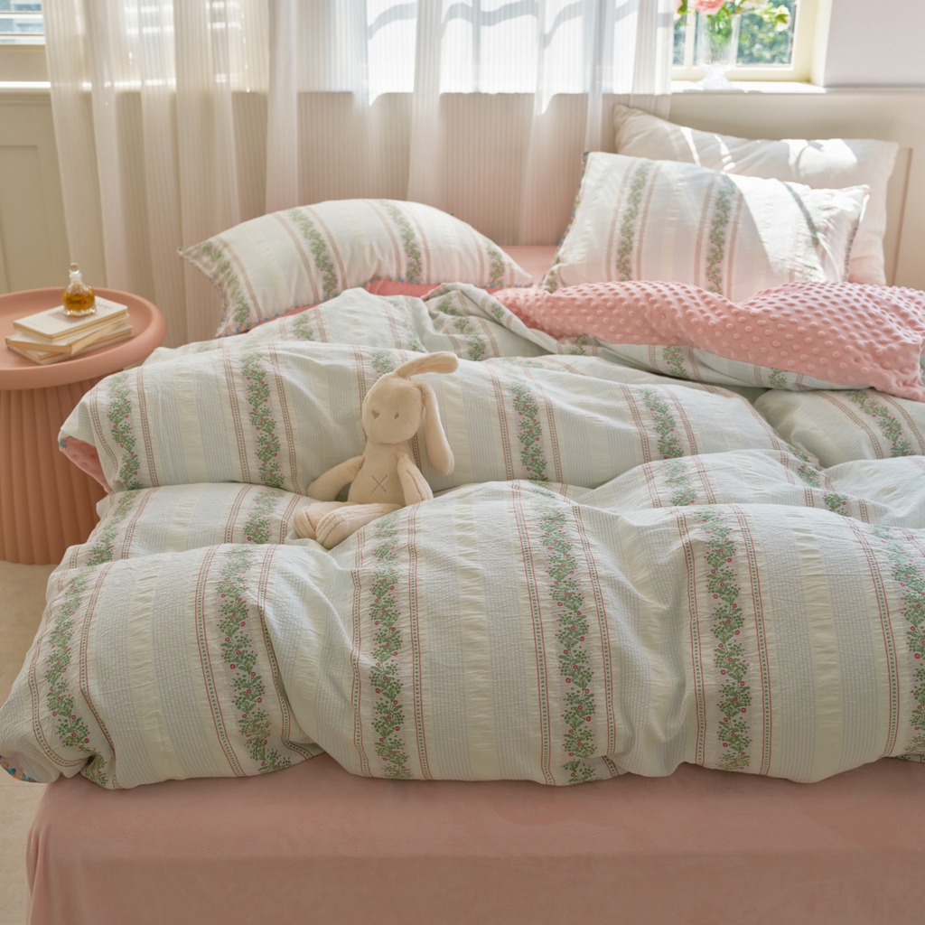 91家纺网 家纺一手货源 找家纺 洋铭区（原狠狠爱） 2025秋冬新款水洗棉色织提花+豆豆绒四件套 藤蔓-红绿