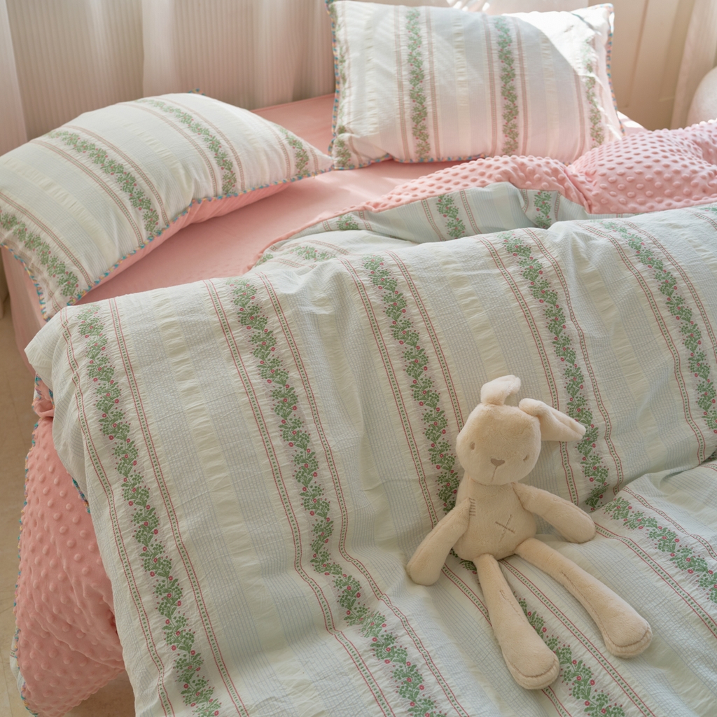 91家纺网 家纺一手货源 找家纺 洋铭区（原狠狠爱） 2025秋冬新款水洗棉色织提花+豆豆绒四件套 藤蔓-红绿