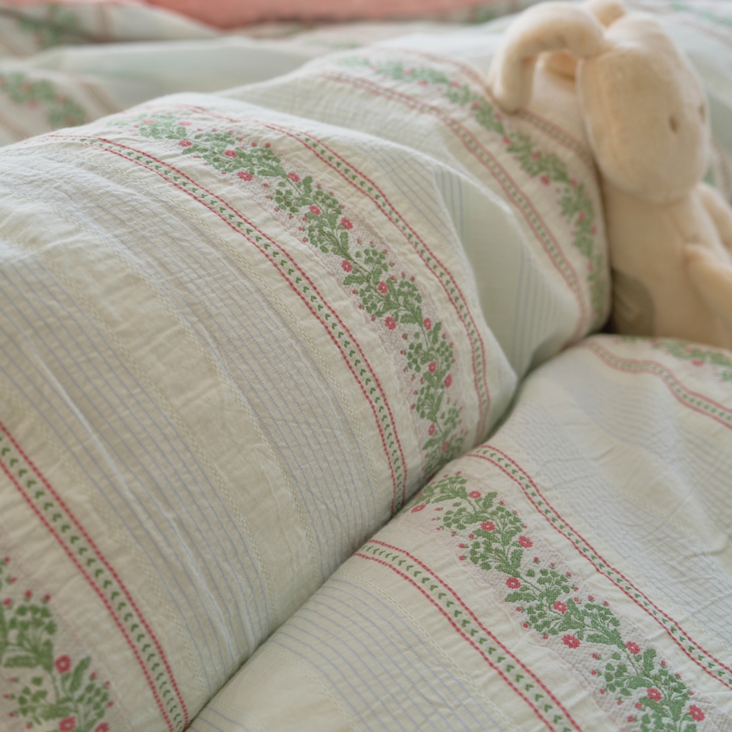 91家纺网 家纺一手货源 找家纺 洋铭区（原狠狠爱） 2025秋冬新款水洗棉色织提花+豆豆绒四件套 藤蔓-红绿