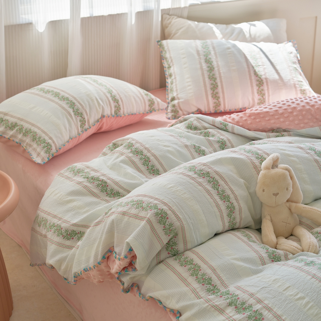 91家纺网 家纺一手货源 找家纺 洋铭区（原狠狠爱） 2025秋冬新款水洗棉色织提花+豆豆绒四件套 藤蔓-红绿