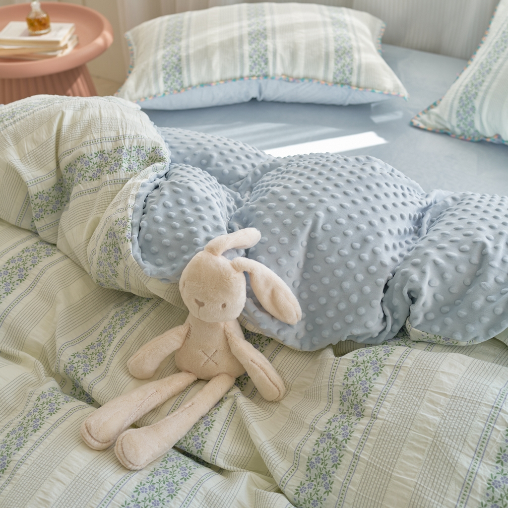 91家纺网 家纺一手货源 找家纺 洋铭区（原狠狠爱） 2025秋冬新款水洗棉色织提花+豆豆绒四件套 藤蔓-蓝绿