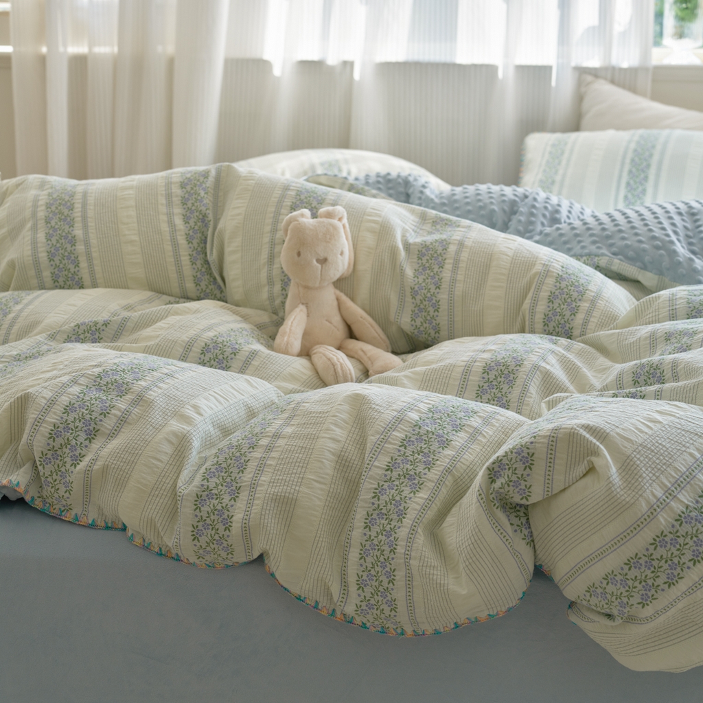 91家纺网 家纺一手货源 找家纺 洋铭区（原狠狠爱） 2025秋冬新款水洗棉色织提花+豆豆绒四件套 藤蔓-蓝绿