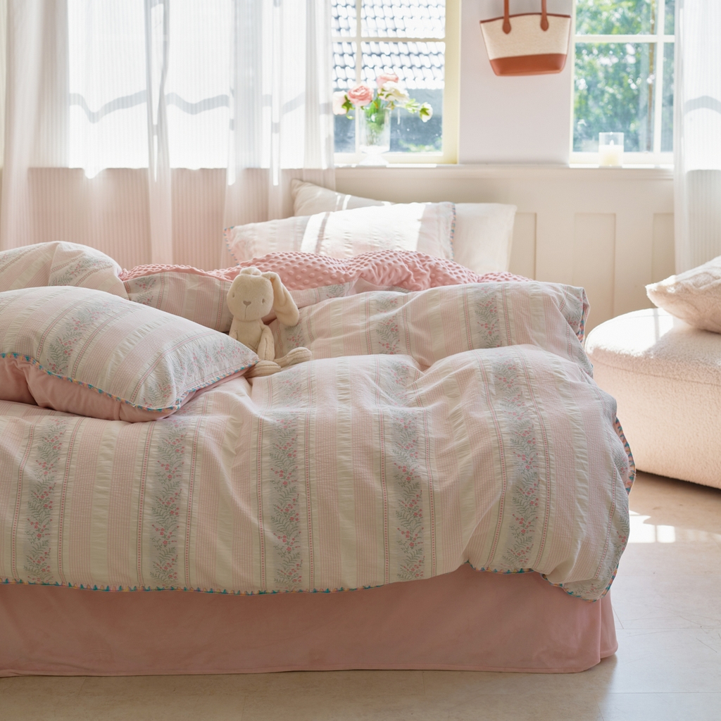 91家纺网 家纺一手货源 找家纺 洋铭区（原狠狠爱） 2025秋冬新款水洗棉色织提花+豆豆绒四件套 藤蔓-小粉花