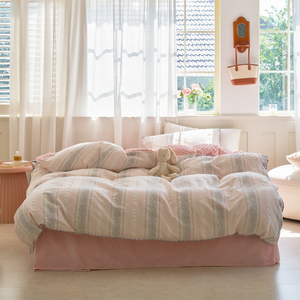 91家纺网 家纺一手货源 找家纺 洋铭区（原狠狠爱） 2025秋冬新款水洗棉色织提花+豆豆绒四件套 藤蔓-小粉花