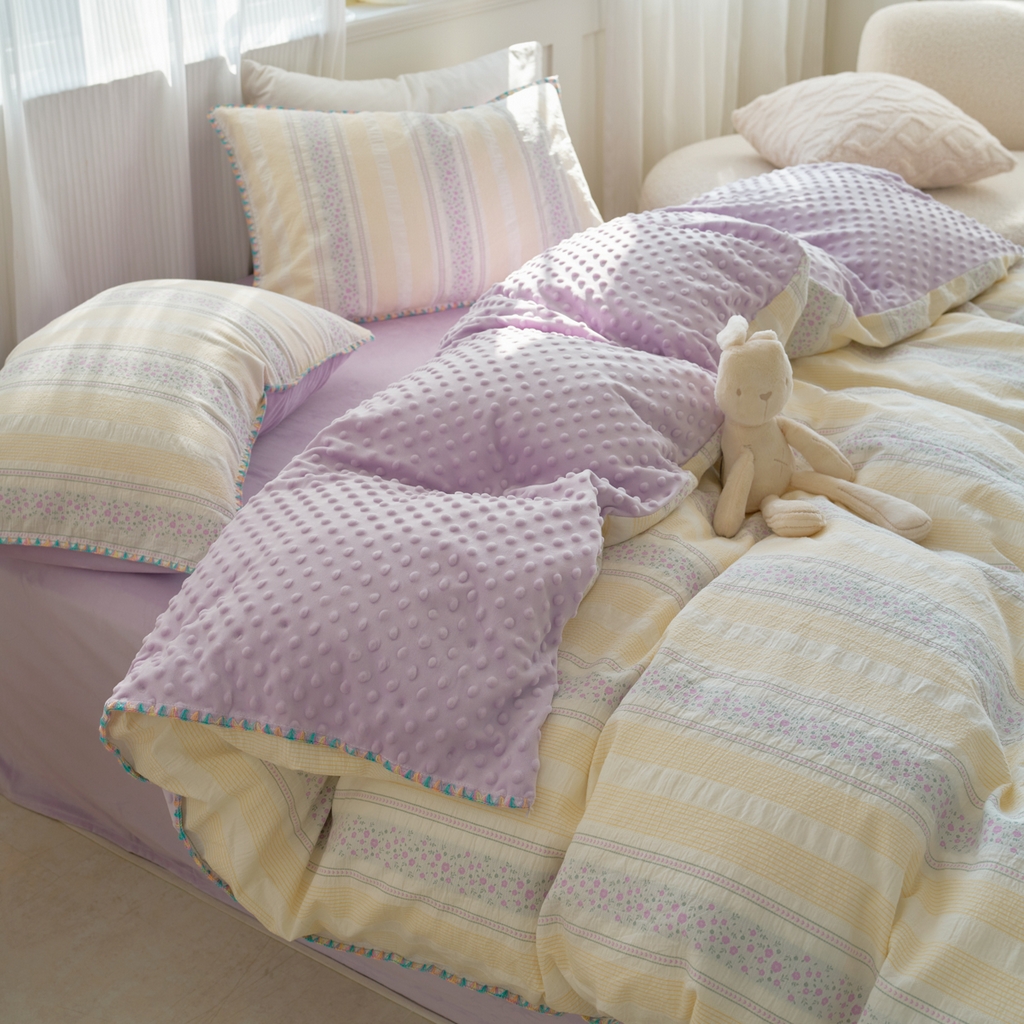 91家纺网 家纺一手货源 找家纺 洋铭区（原狠狠爱） 2025秋冬新款水洗棉色织提花+豆豆绒四件套 藤蔓-紫小花