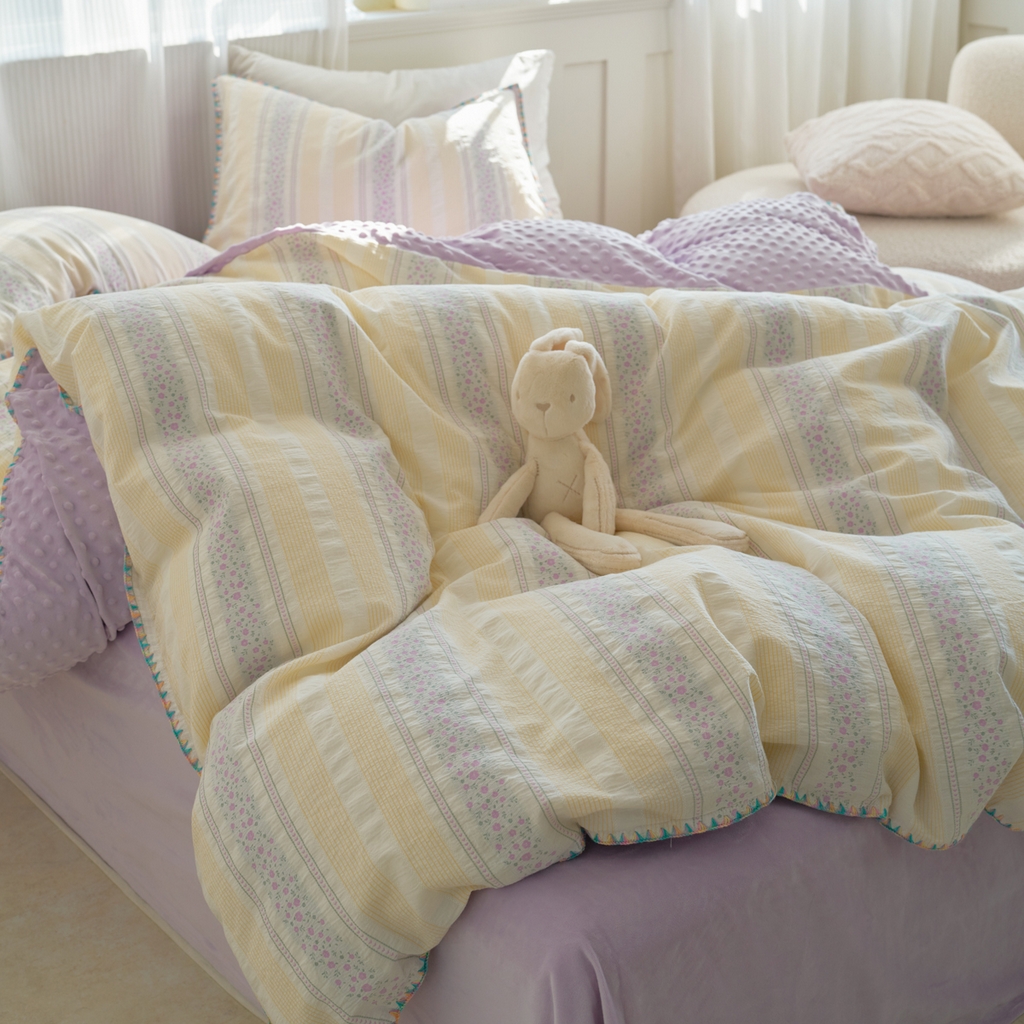 91家纺网 家纺一手货源 找家纺 洋铭区（原狠狠爱） 2025秋冬新款水洗棉色织提花+豆豆绒四件套 藤蔓-紫小花