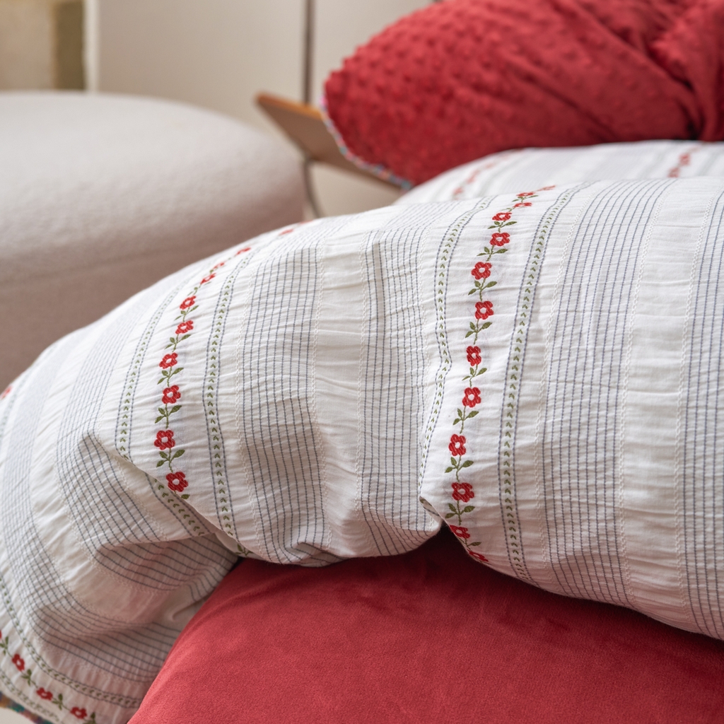 91家纺网 家纺一手货源 找家纺 洋铭区（原狠狠爱） 2025秋冬新款水洗棉色织提花+豆豆绒四件套 香水红花