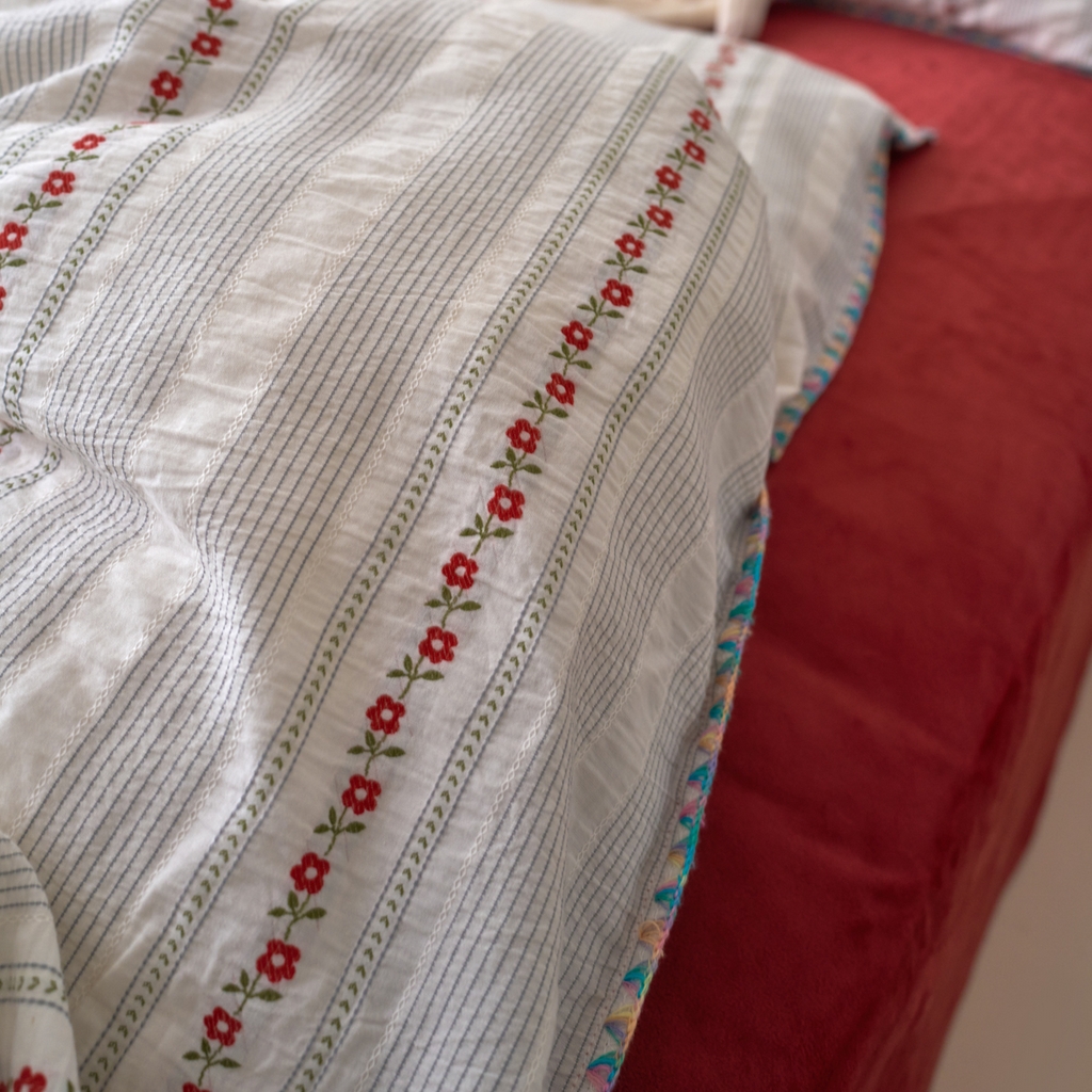 91家纺网 家纺一手货源 找家纺 洋铭区（原狠狠爱） 2025秋冬新款水洗棉色织提花+豆豆绒四件套 香水红花