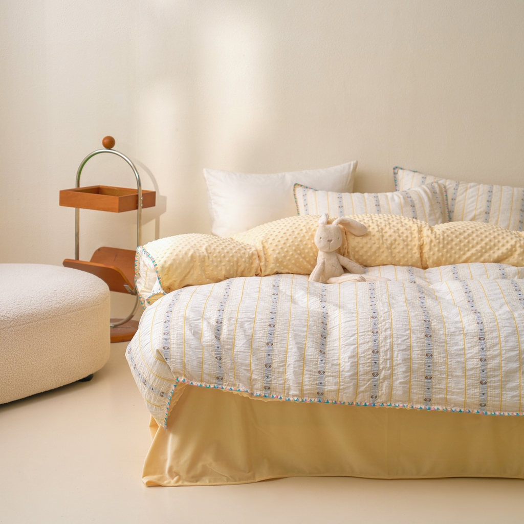 91家纺网 家纺一手货源 找家纺 洋铭区（原狠狠爱） 2025秋冬新款水洗棉色织提花+豆豆绒四件套 小黄宝宝