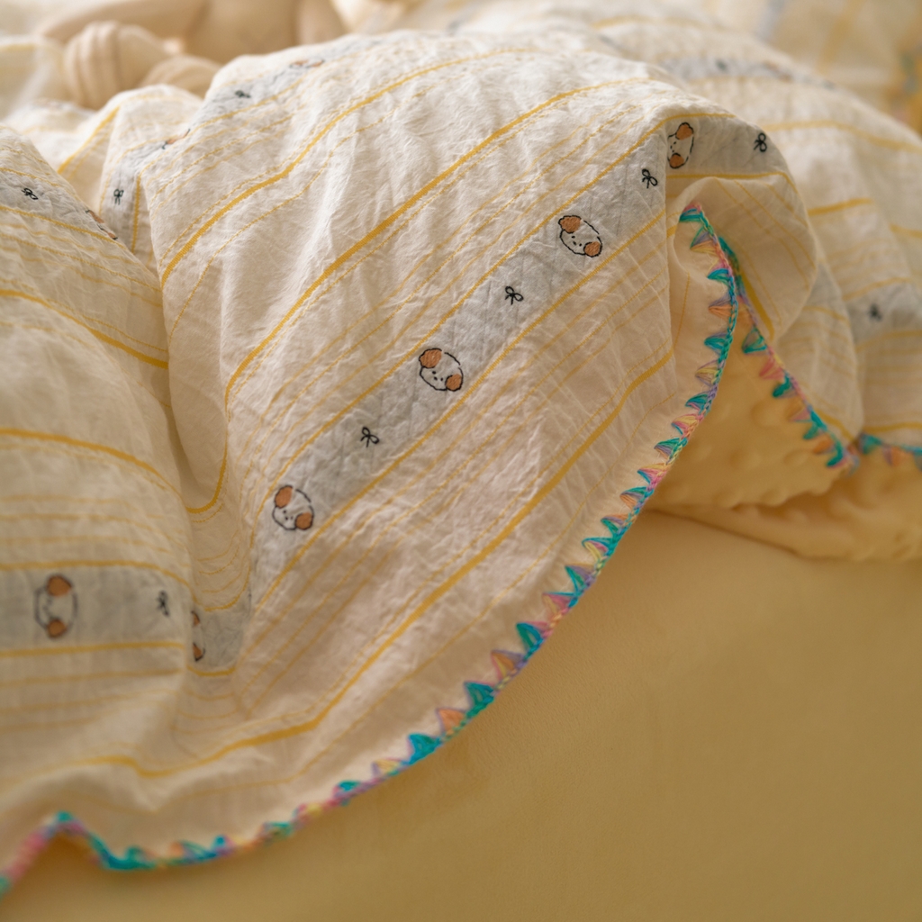 91家纺网 家纺一手货源 找家纺 洋铭区（原狠狠爱） 2025秋冬新款水洗棉色织提花+豆豆绒四件套 小黄宝宝