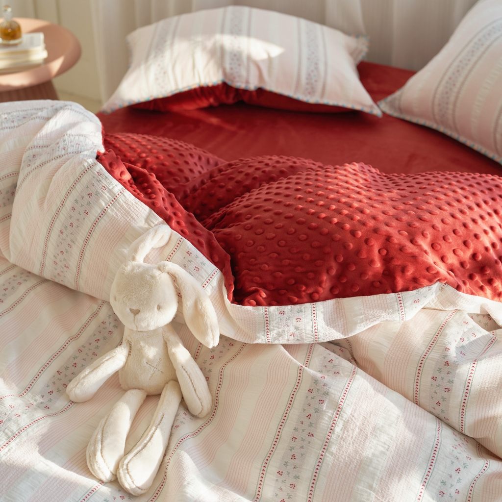 91家纺网 家纺一手货源 找家纺 洋铭区（原狠狠爱） 2025秋冬新款水洗棉色织提花+豆豆绒四件套 悠悠小花