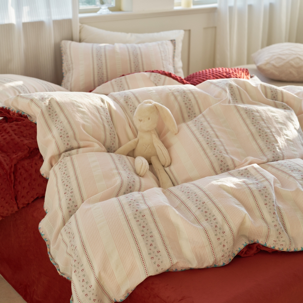 91家纺网 家纺一手货源 找家纺 洋铭区（原狠狠爱） 2025秋冬新款水洗棉色织提花+豆豆绒四件套 悠悠小花