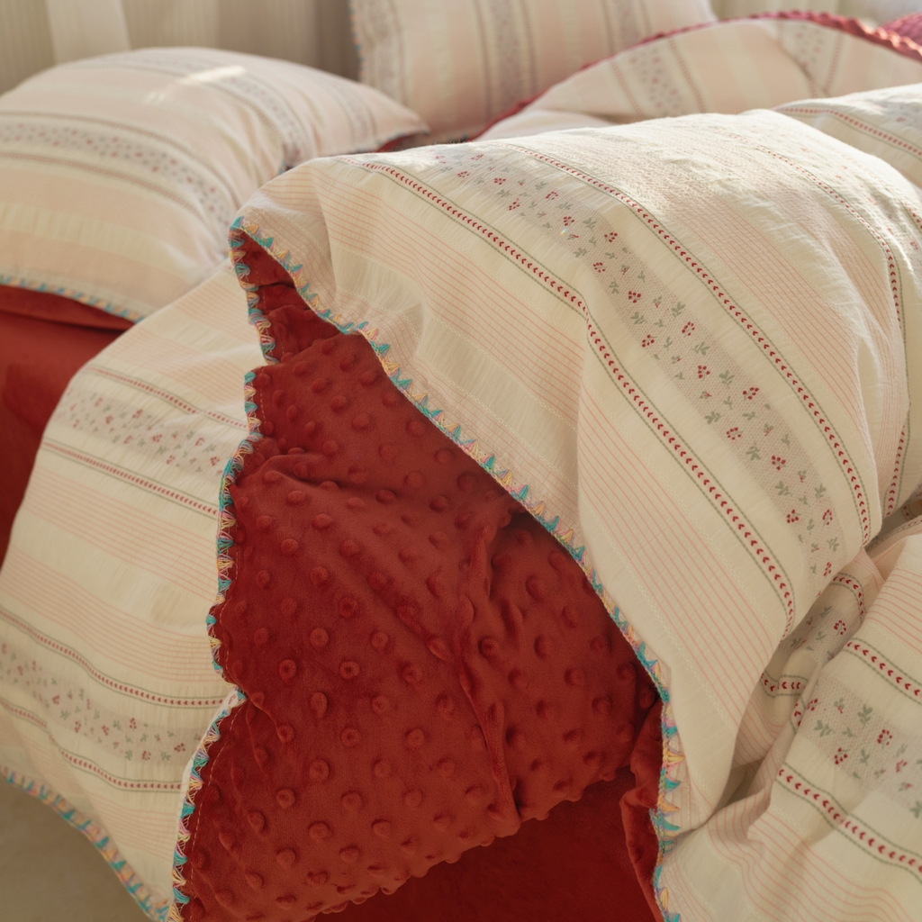 91家纺网 家纺一手货源 找家纺 洋铭区（原狠狠爱） 2025秋冬新款水洗棉色织提花+豆豆绒四件套 悠悠小花