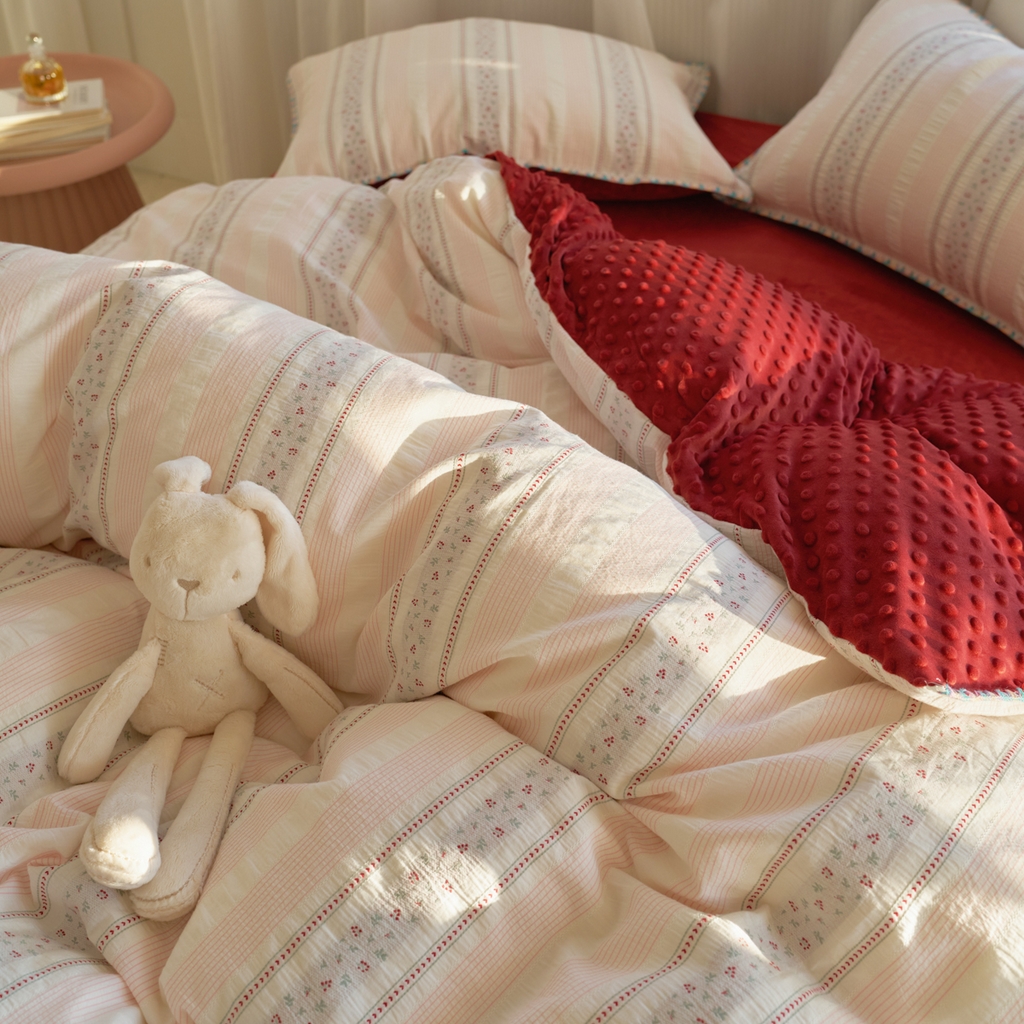 91家纺网 家纺一手货源 找家纺 洋铭区（原狠狠爱） 2025秋冬新款水洗棉色织提花+豆豆绒四件套 悠悠小花