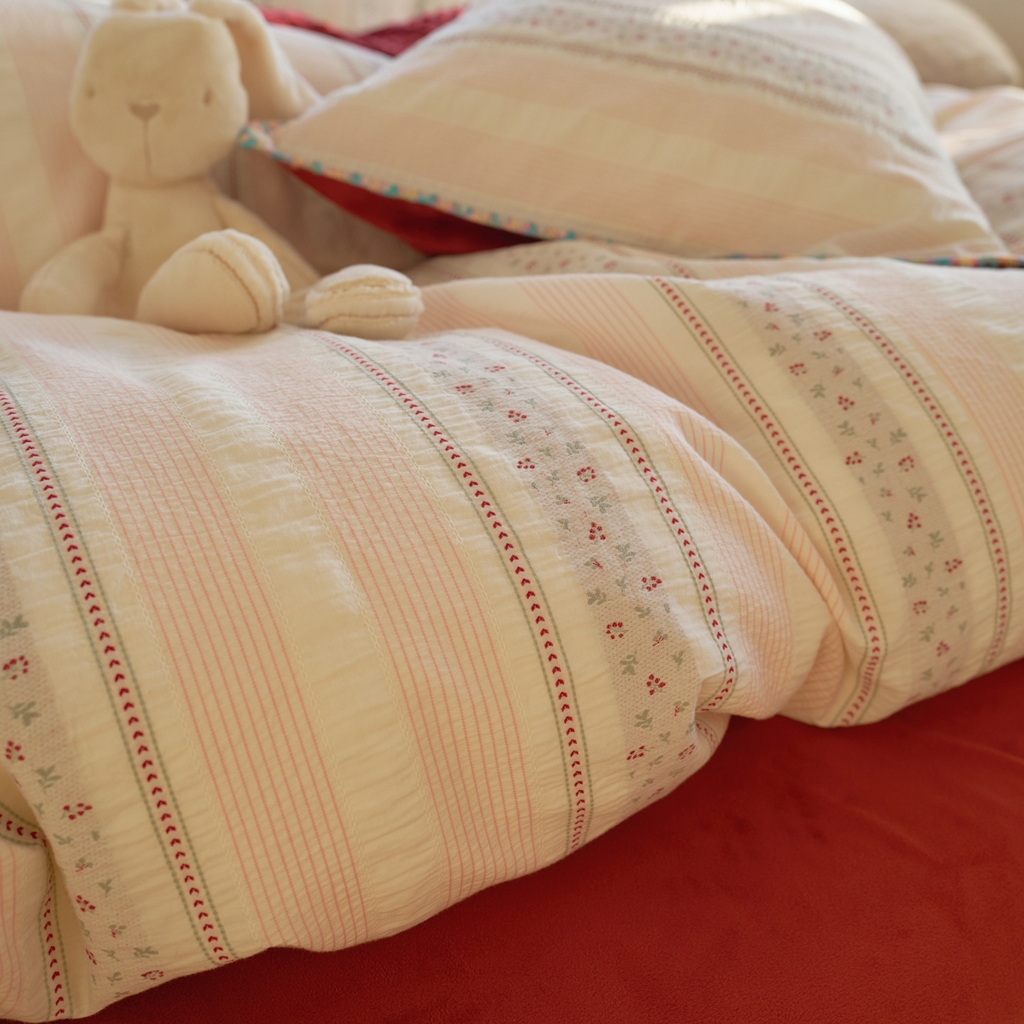 91家纺网 家纺一手货源 找家纺 洋铭区（原狠狠爱） 2025秋冬新款水洗棉色织提花+豆豆绒四件套 悠悠小花