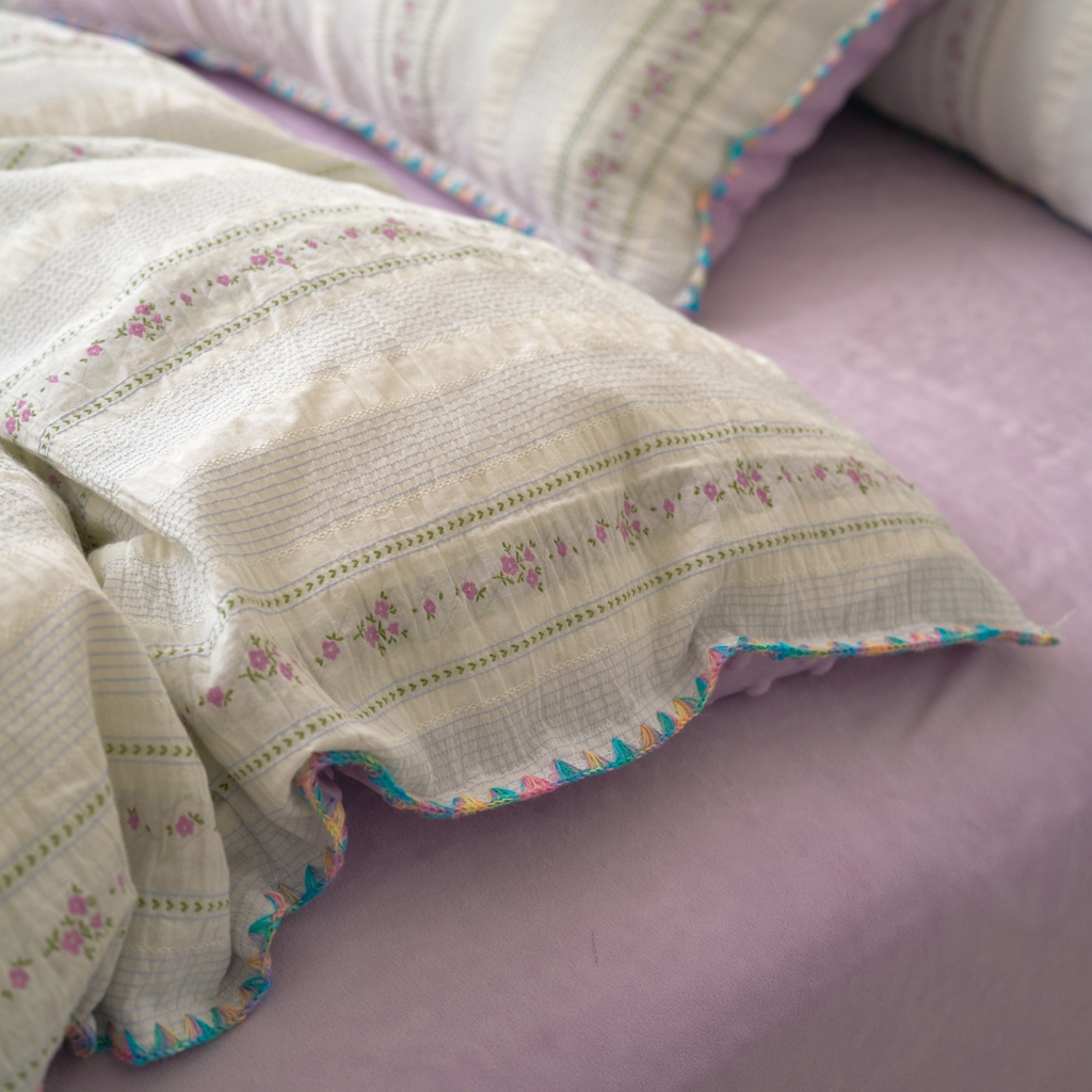 91家纺网 家纺一手货源 找家纺 洋铭区（原狠狠爱） 2025秋冬新款水洗棉色织提花+豆豆绒四件套 紫陌花