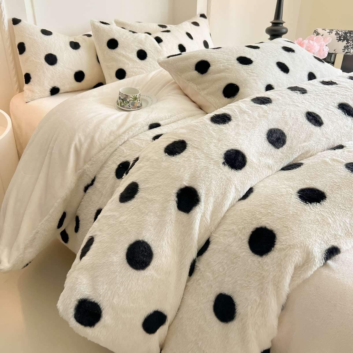 91家纺网 家纺一手货源 找家纺 同田家纺 2025新款法式风兔绒牛奶绒四件套 波点