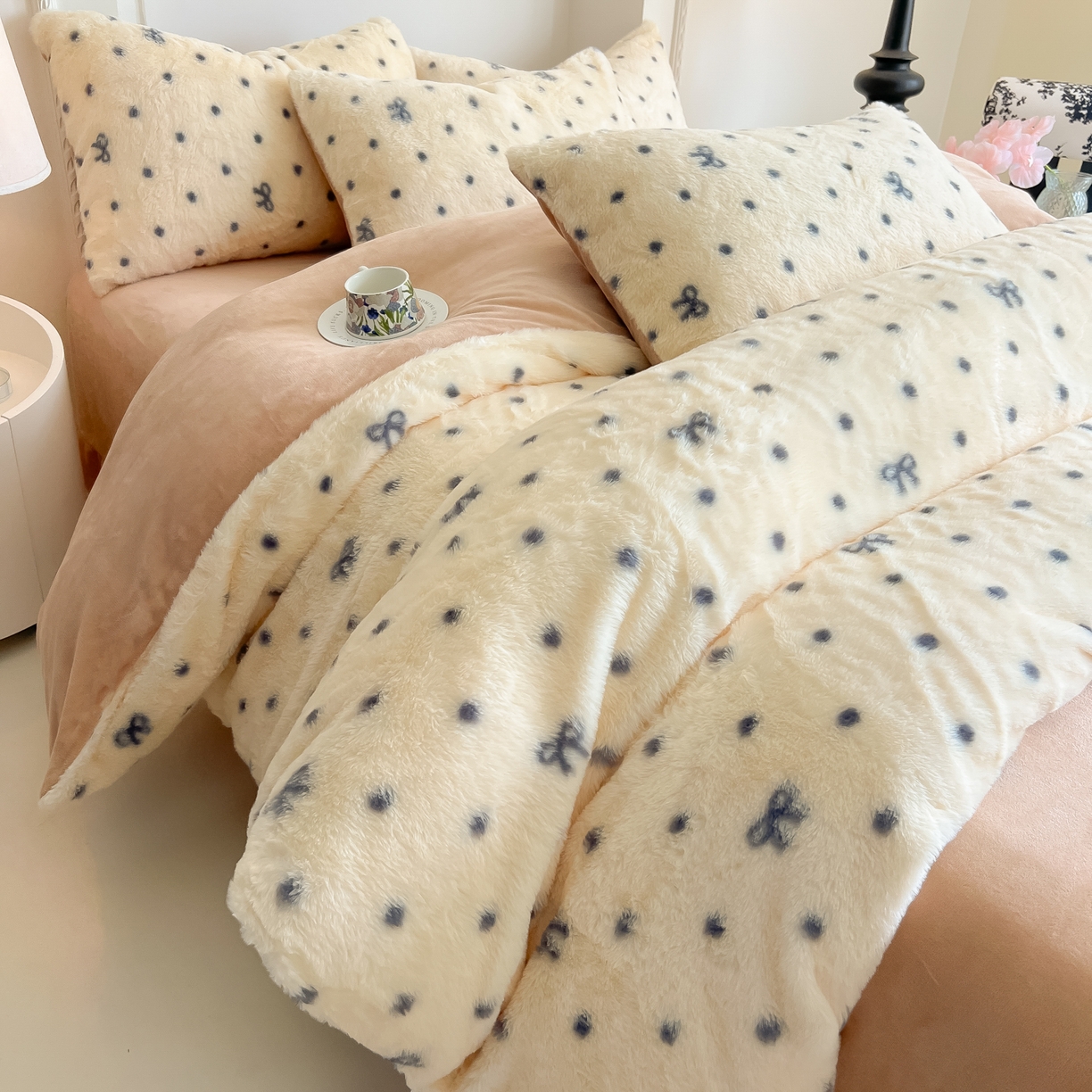 91家纺网 家纺一手货源 找家纺 同田家纺 2025新款法式风兔绒牛奶绒四件套 小蝴蝶结-黄