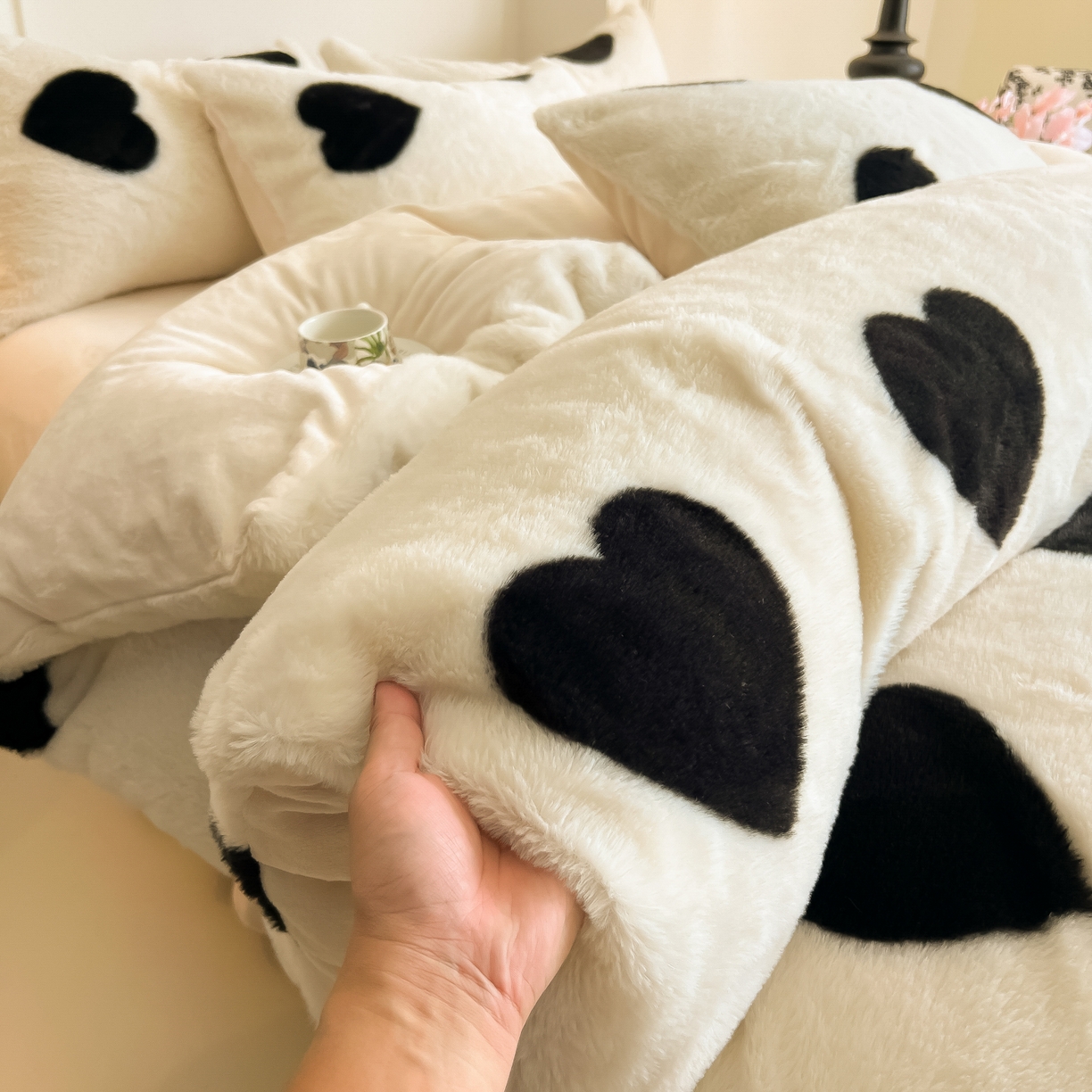 91家纺网 家纺一手货源 找家纺 同田家纺 2025新款法式风兔绒牛奶绒四件套 爱心