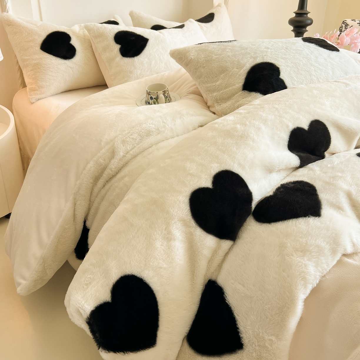 91家纺网 家纺一手货源 找家纺 同田家纺 2025新款法式风兔绒牛奶绒四件套 爱心