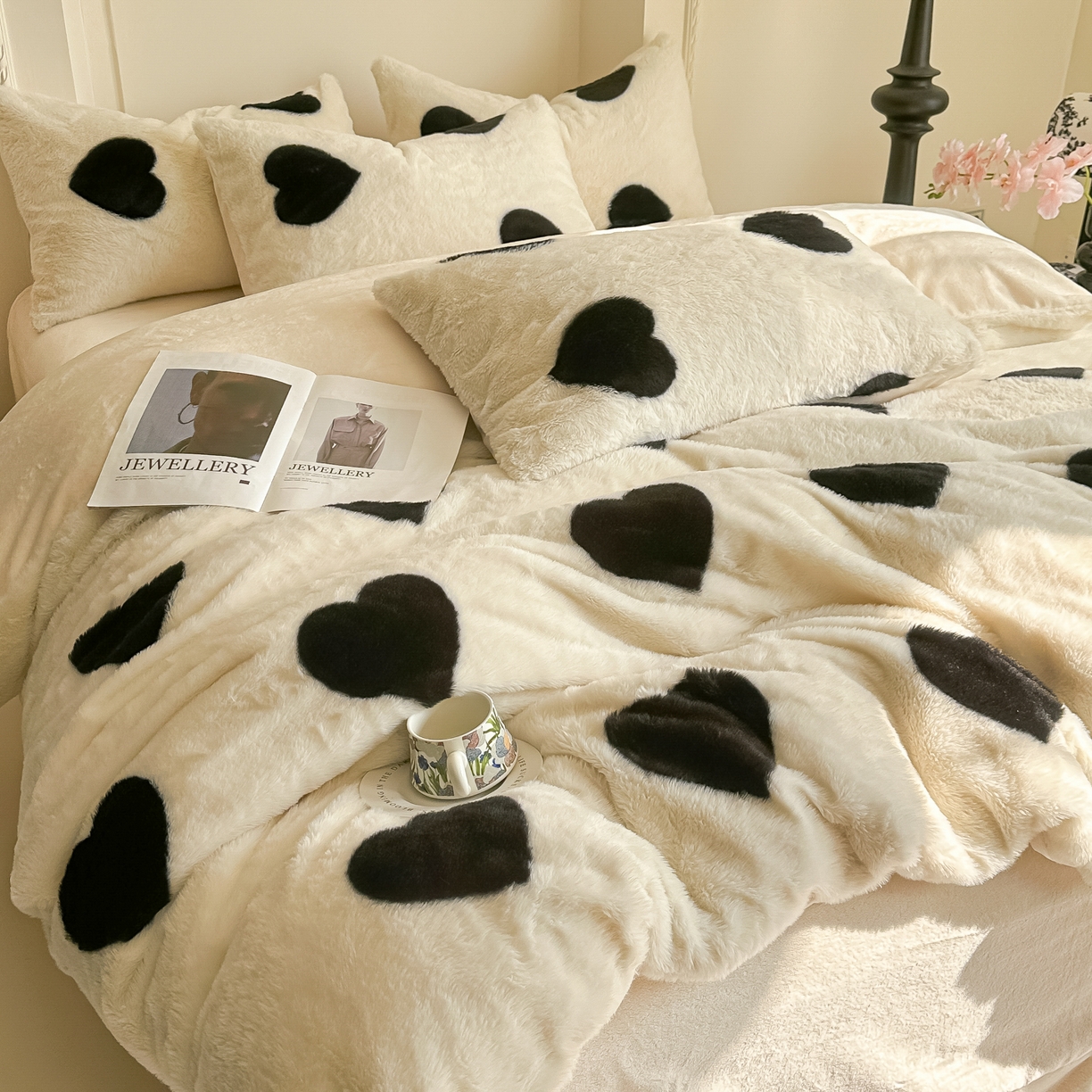 91家纺网 家纺一手货源 找家纺 同田家纺 2025新款法式风兔绒牛奶绒四件套 爱心