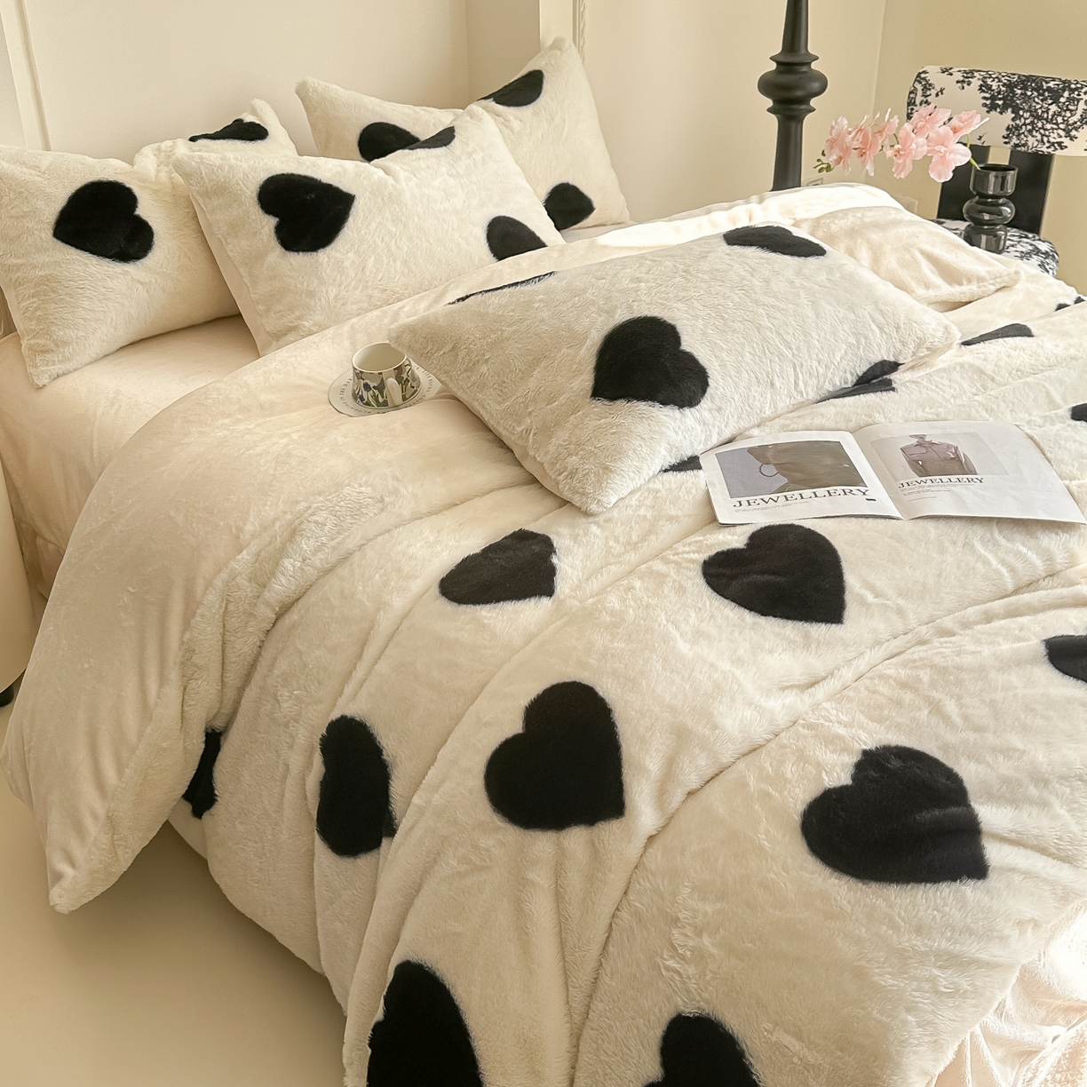 91家纺网 家纺一手货源 找家纺 同田家纺 2025新款法式风兔绒牛奶绒四件套 爱心