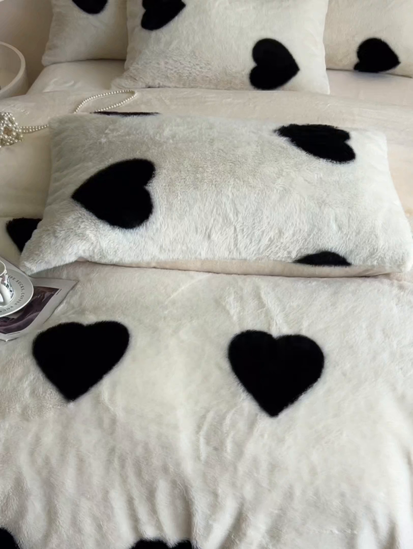 91家纺网 家纺一手货源 找家纺 同田家纺 2025新款法式风兔绒牛奶绒四件套 爱心