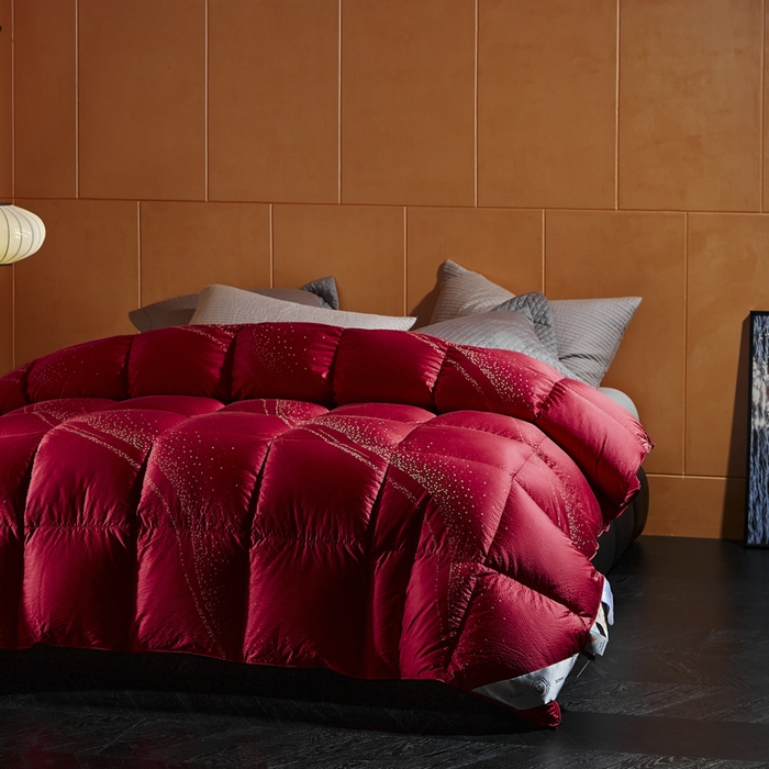 91家纺网 家纺一手货源 找家纺 暖羽屋羽绒馆  2025新款国标95白鸭绒被芯 婚庆羽绒被子 双人加厚喜被 2米结婚被子 莫罗尔 红