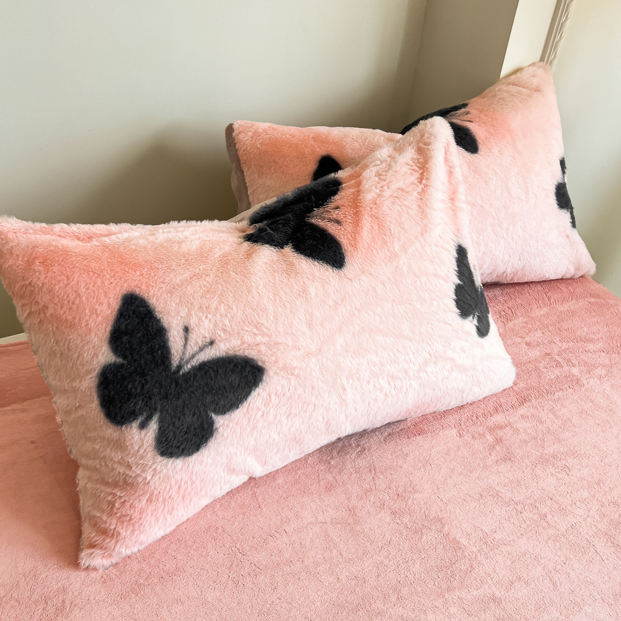 91家纺网 家纺一手货源 找家纺 同田家纺 2025新款法式风兔绒牛奶绒四件套 黑蝴蝶