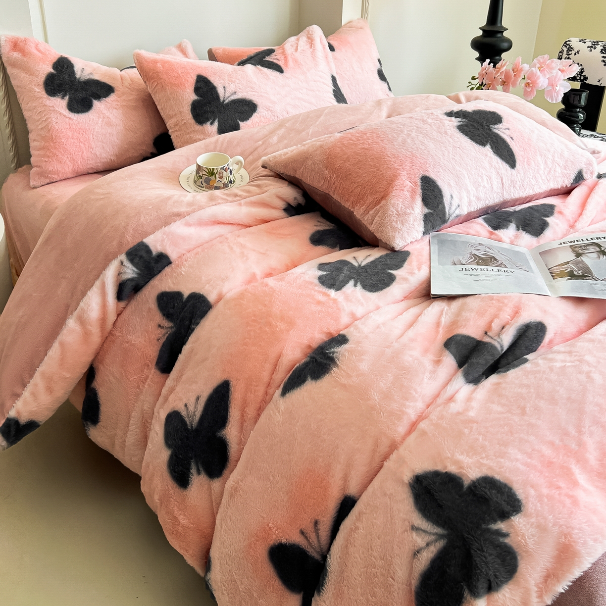 91家纺网 家纺一手货源 找家纺 同田家纺 2025新款法式风兔绒牛奶绒四件套 黑蝴蝶