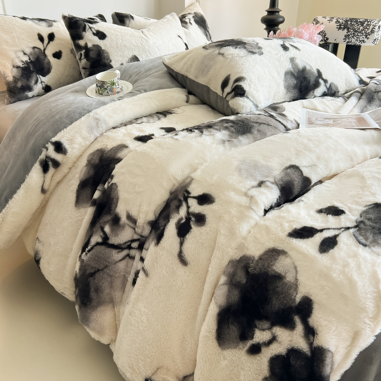 91家纺网 家纺一手货源 找家纺 同田家纺 2025新款法式风兔绒牛奶绒四件套 水墨