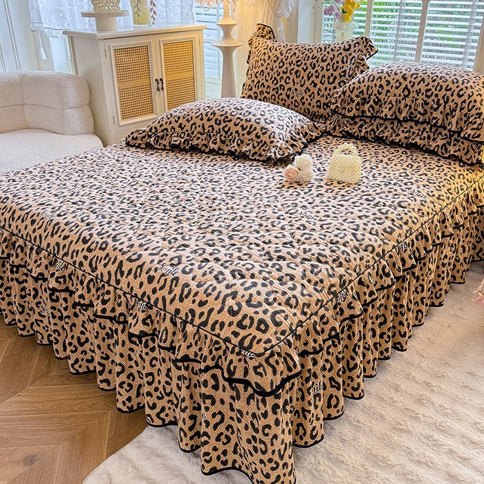 91家纺网 家纺一手货源 找家纺 优家居 2025新品水洗棉夹棉床裙单件三件套韩版水洗皱皱纱夹棉床盖床罩直播爆款 豹纹-咖