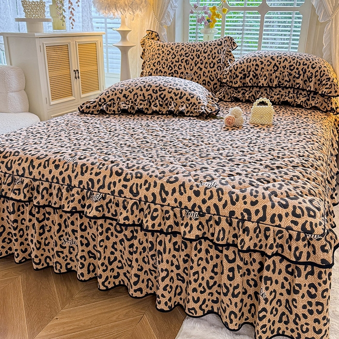 91家纺网 家纺一手货源 找家纺 优家居 2025新品水洗棉夹棉床裙单件三件套韩版水洗皱皱纱夹棉床盖床罩直播爆款 豹纹-咖