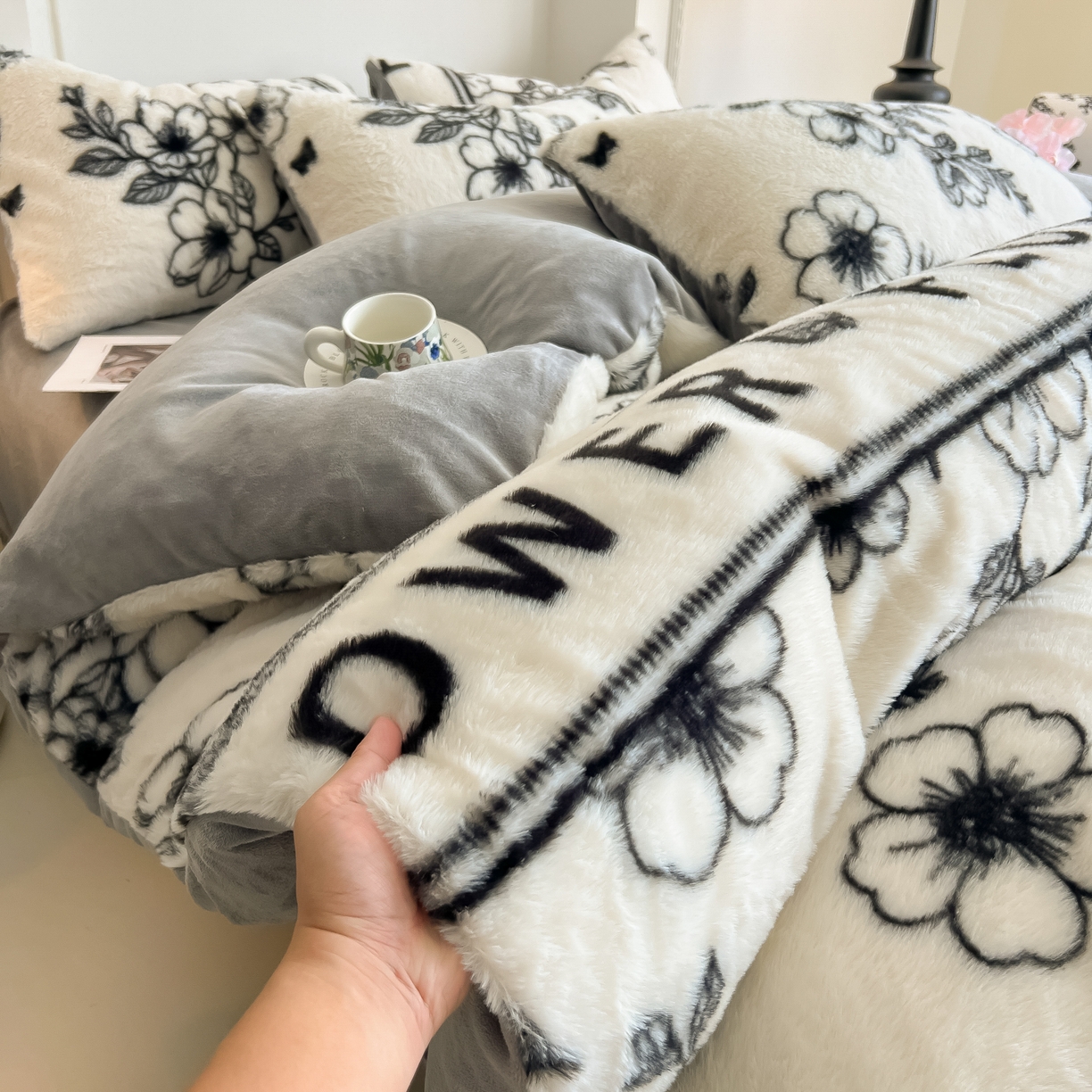 91家纺网 家纺一手货源 找家纺 同田家纺 2025新款法式风兔绒牛奶绒四件套 蝶恋花