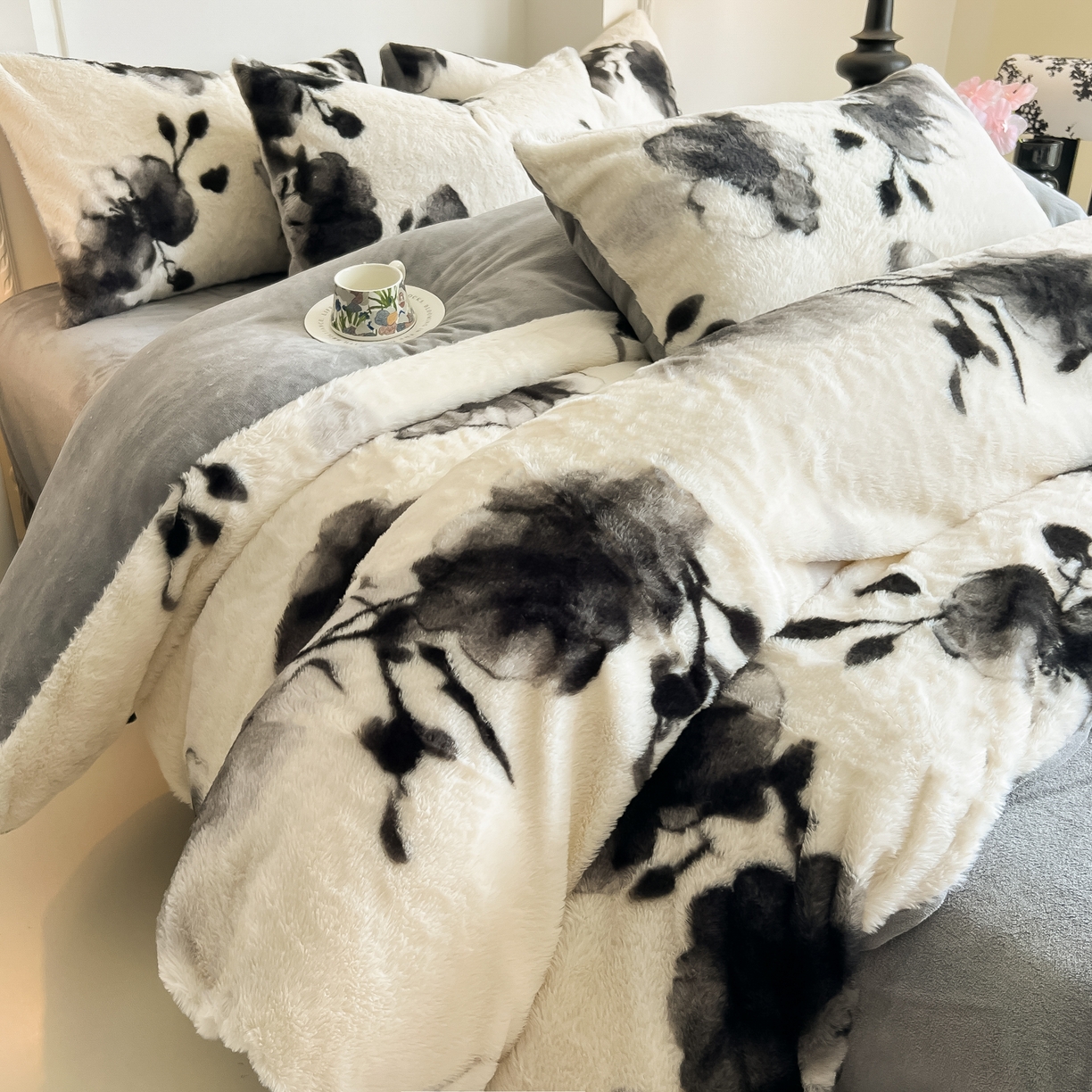 91家纺网 家纺一手货源 找家纺 同田家纺 2025新款法式风兔绒牛奶绒四件套 水墨